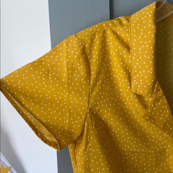 Crop button down w front tie - Picture 4 of 7